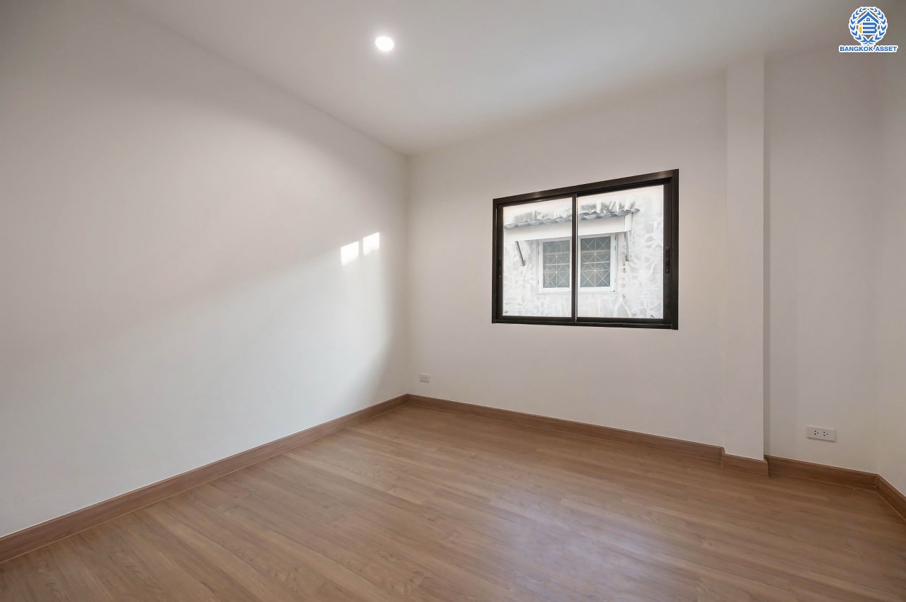 บ้านมือสองตกแต่งใหม่ โครงการ ชัยพัฒน์ เพิ่มสิน บ้านเดี่ยวหลังใหญ่ เนื้อที่ 63.8 ตร.ว. ฟังก์ชัน 3 ห้องนอน 2 ห้องน้ำ พร้อมห้องอเนกประสงค์ชั้นล่าง 1 ห้อง จอดรถได้ 1 คัน บนทำเลเดินทางสะดวก เชื่อมต่อถ.สายไหม, ถ.พหลโยธิน ใกล้สนามบินดอนเมือง และ ใกล้จุดขึ้นทางด่วน"ฉลองรัช"...